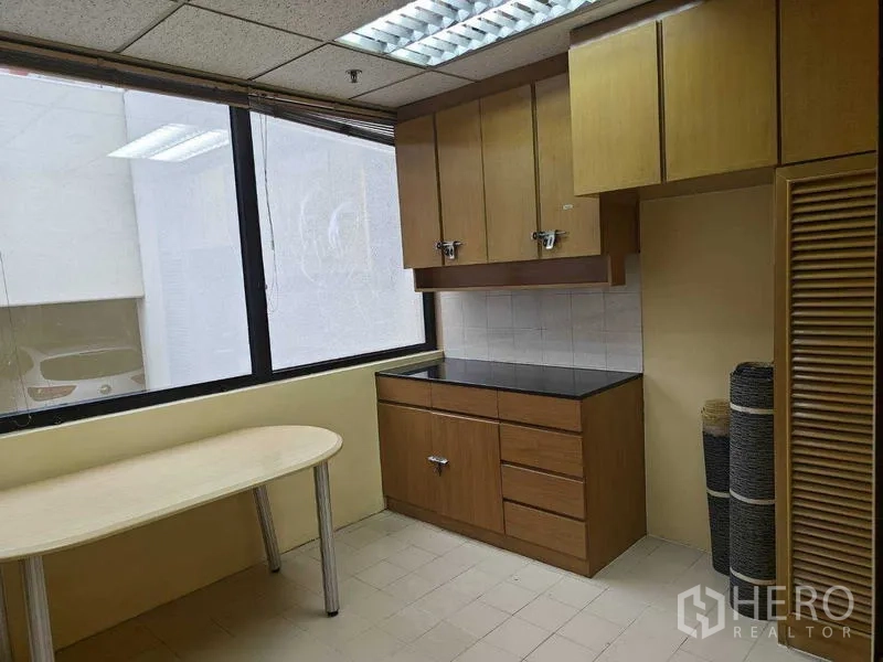 办公空间 出租在Din Daeng, Bangkok - 茶水间，吊柜、操作台和采光窗。