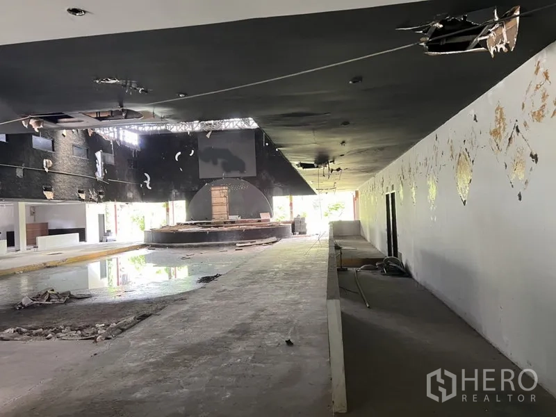 货栈 出租在Bang Kapi, Bangkok - 超大室内大厅带抬高平台与天窗，适合改造成展厅。