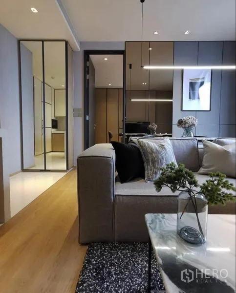 คอนโด ให้เช่าในKhlong Toei, Bangkok - มุมโซฟาพร้อมโต๊ะหินอ่อนและโถงทางเดินสู่ครัว