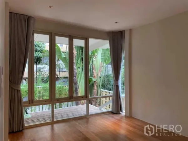 บ้าน ให้เช่าในWatthana, Bangkok - ห้องสว่างพร้อมหน้าต่างสูงจากพื้นจรดเพดานมองเห็นสวนเขตร้อน
