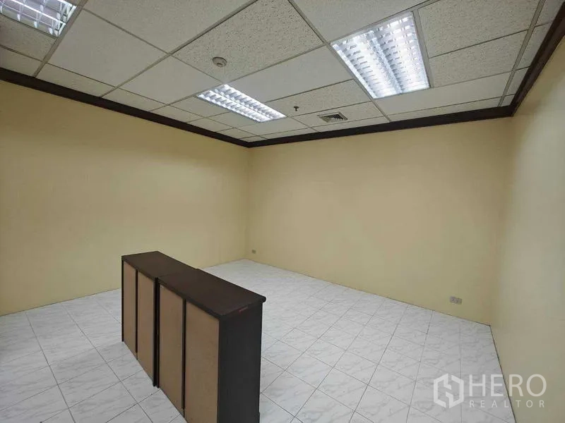 办公空间 出租在Din Daeng, Bangkok - 空置办公室，瓷砖地面与格栅吊顶灯。