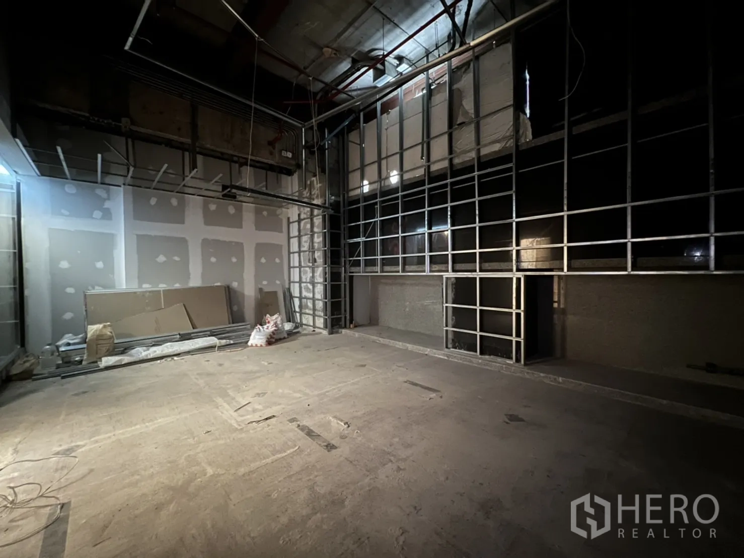 零售空间 出租在Watthana, Bangkok - 空置店铺施工中，金属墙体骨架与开放式吊顶。