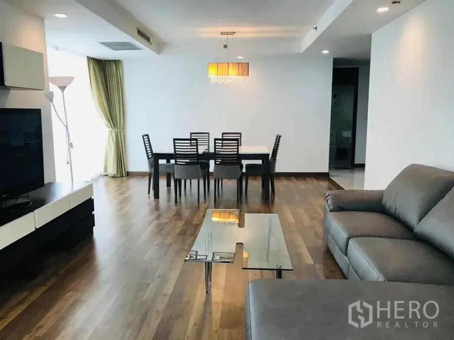 คอนโด ให้เช่าในPathum Wan, Bangkok - ห้องนั่งเล่นเชื่อมส่วนรับประทานอาหาร โซฟา โต๊ะกระจก โคมไฟแขวน และหน้าต่างบานใหญ่