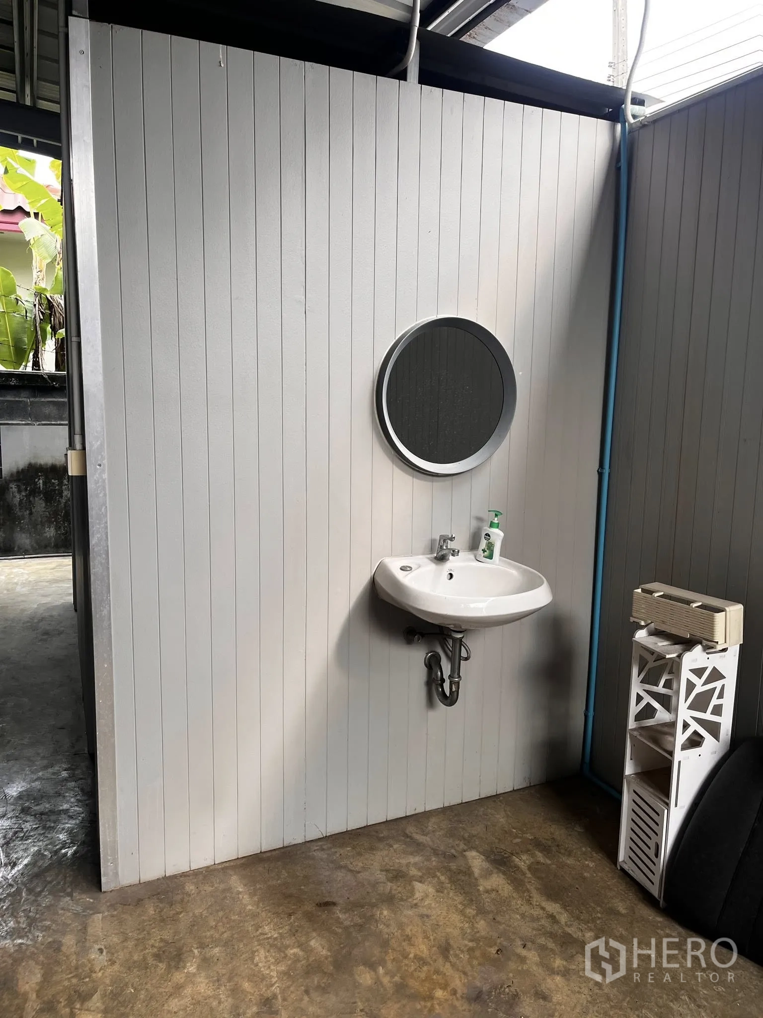 โกดัง for rent in Lat Phrao, Bangkok - อ่างล้างมือบนผนังกั้นในพื้นที่อเนกประสงค์
