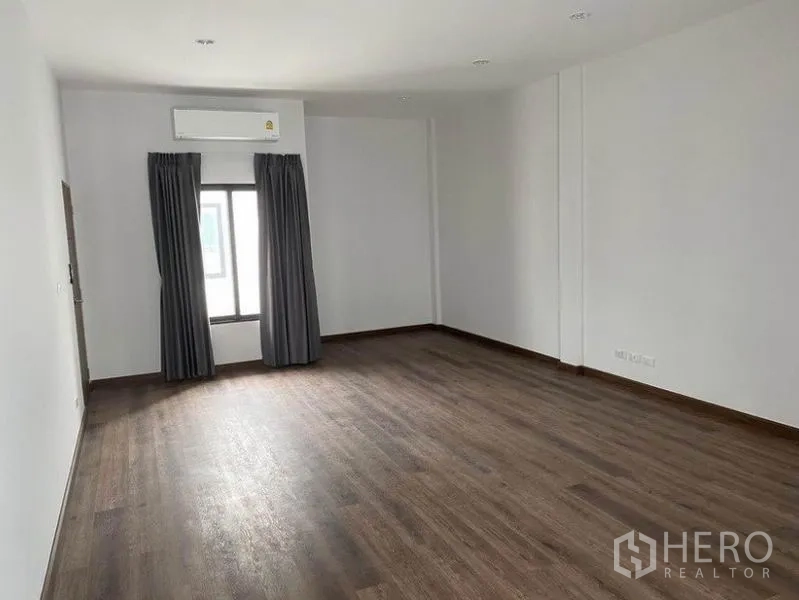 联排别墅 出租在Bang Na, Bangkok - 宽敞多功能房，木地板、空调与窗帘窗