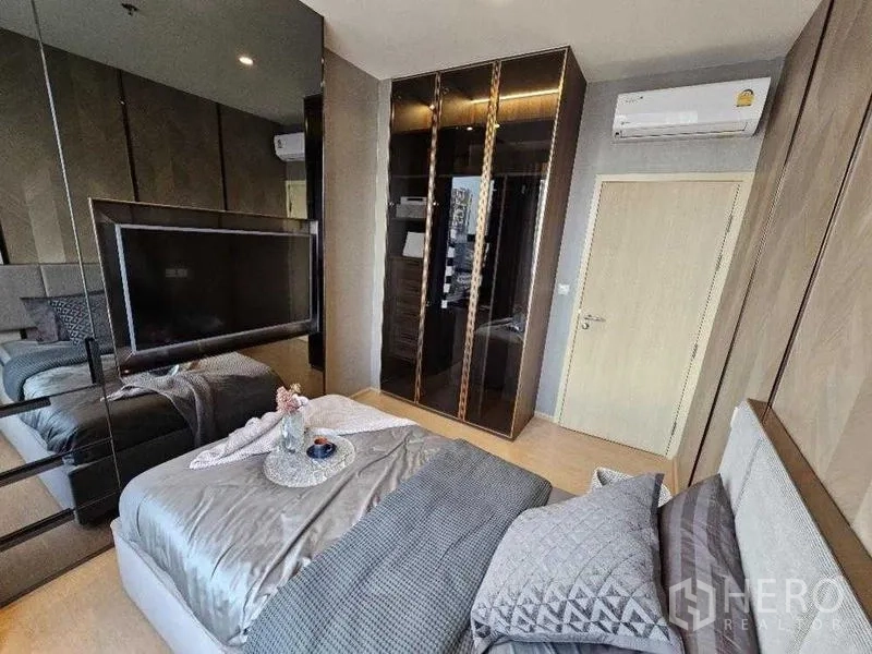 คอนโด ให้เช่า - ห้องนอนที่สองมีตู้เสื้อผ้าบานกระจกและทีวีติดผนัง