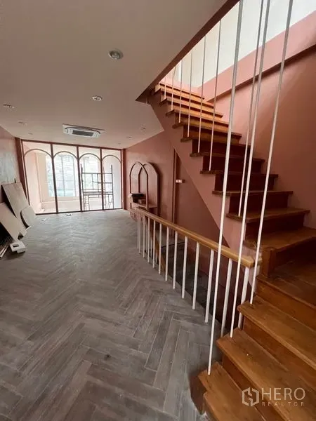 อาคารพาณิชย์ ให้เช่าหรือขายในWatthana, Bangkok - พื้นที่โอเพ่นสเปซกับบันไดไม้ พื้นก้างปลา และผนังกระจกโค้งเต็มบาน