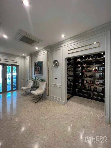 Detached House for rent or sale in Thawi Watthana, Bangkok - Entry hall with built-in shoe display and sliding doors to the garden.