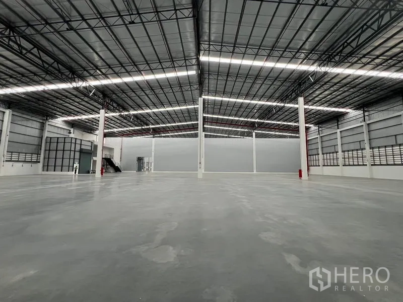 Warehouse for rent in Chon Buri - Expansive warehouse space with ventilated side walls and bright lighting.