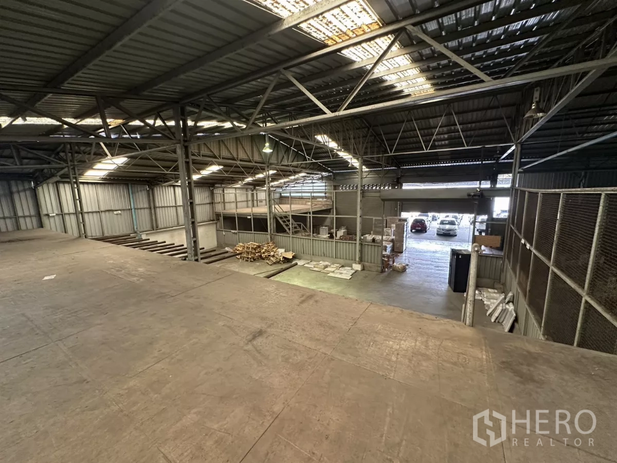 คลังสินค้า ให้เช่าในYan Nawa, Bangkok - มุมมองจากชั้นลอยไปยังทางเข้าและพื้นที่จอดรถด้านล่าง