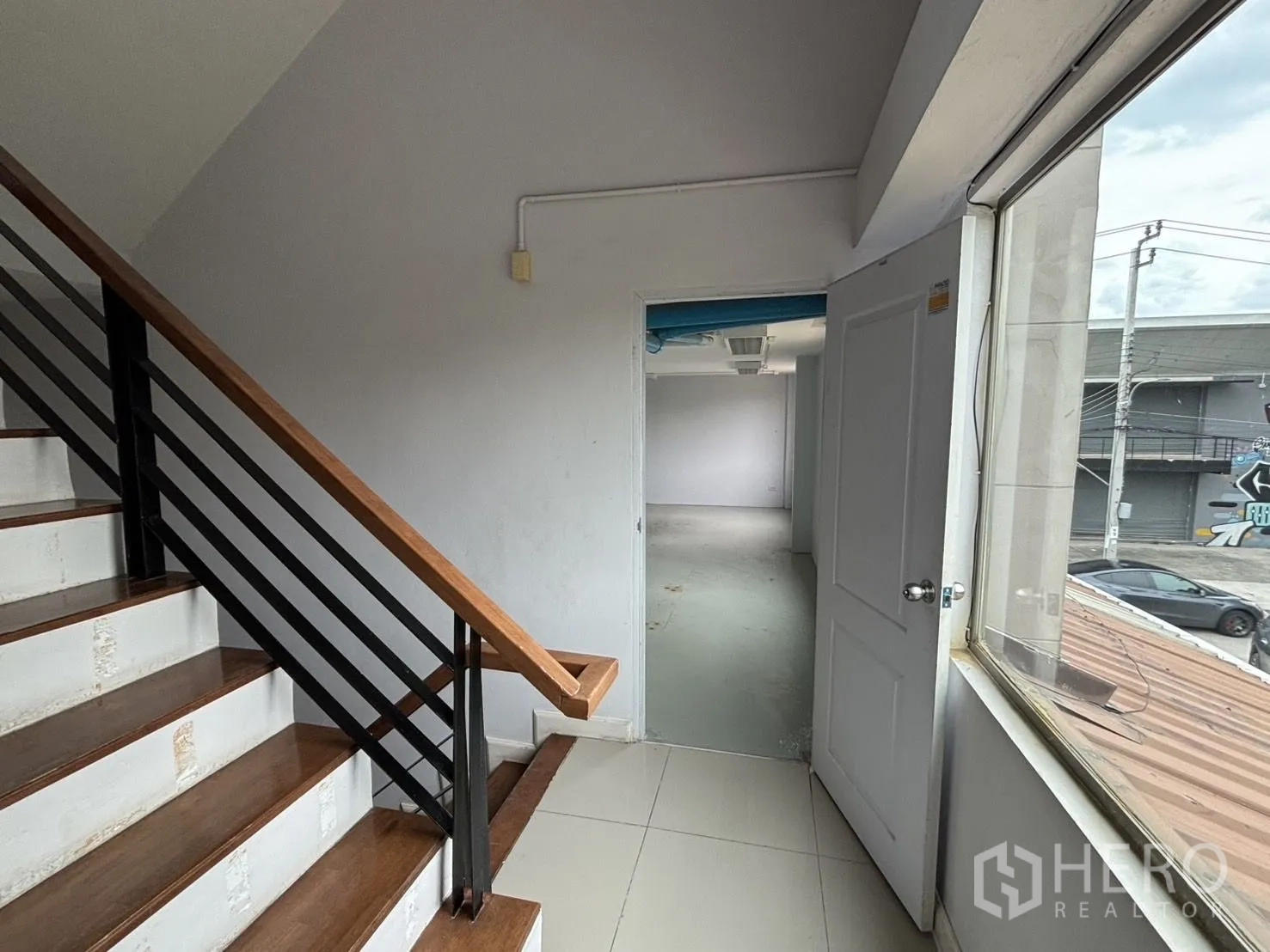 คลังสินค้า ให้เช่าหรือขายในWang Thonglang, Bangkok - โถงชั้นบนติดหน้าต่าง เปิดเข้าสู่ออฟฟิศ