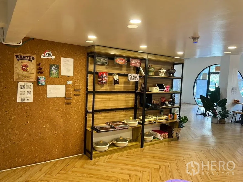 อาคารพาณิชย์ ให้เช่าในPhra Khanong, Bangkok - ชั้นวางสินค้าไฟอุ่น กับผนังบอร์ดไม้ก๊อกบริเวณหน้าร้าน.