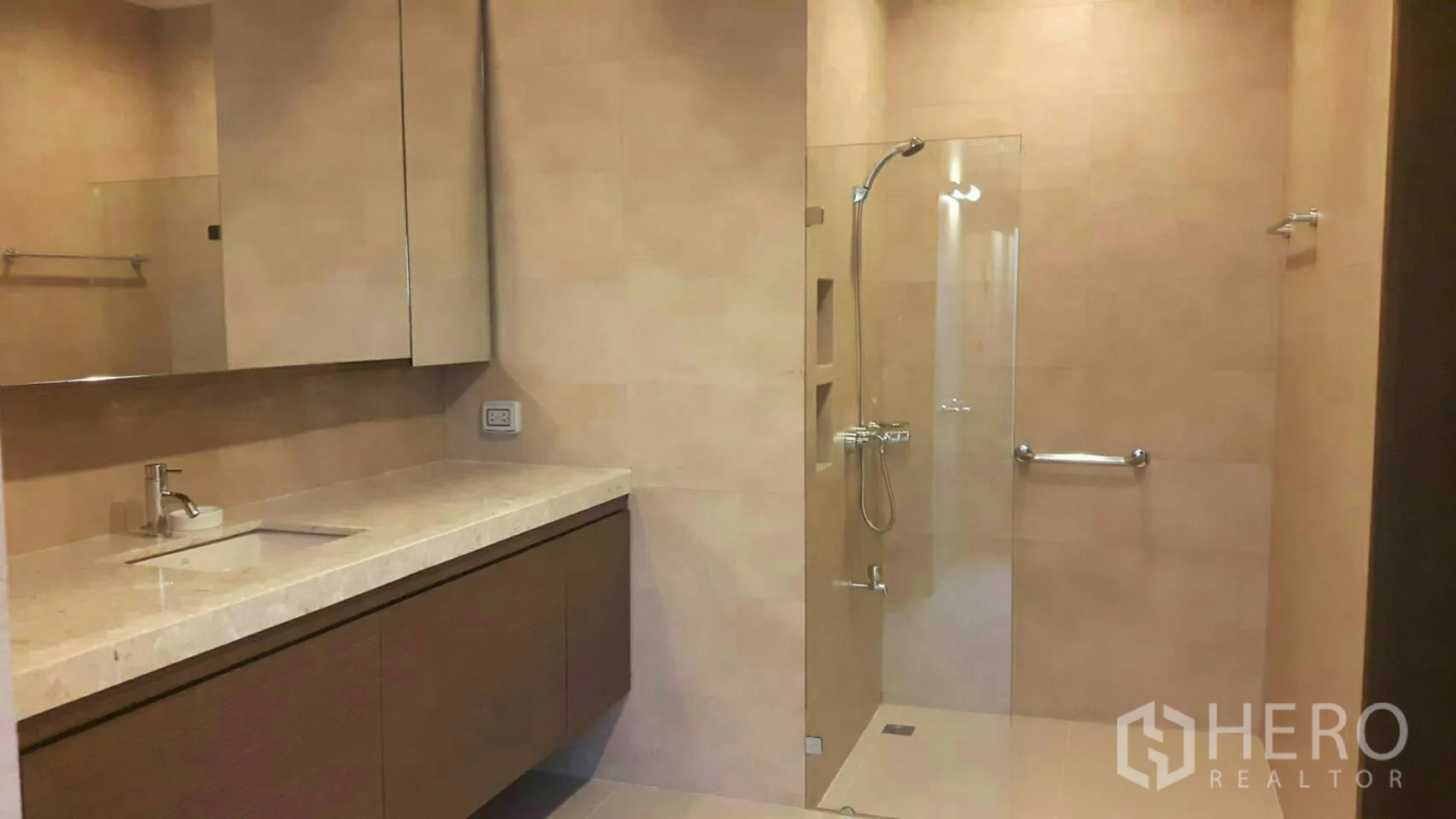 บ้าน ให้เช่าหรือขายในPrawet, Bangkok - ห้องน้ำสมัยใหม่ เคาน์เตอร์หินยาว และตู้ฝักบัวกระจก