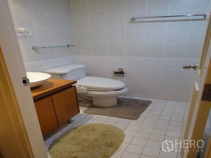 คอนโด ให้เช่าในWatthana, Bangkok - ห้องน้ำแขก อ่างทรงถ้วย เคาน์เตอร์ไม้ และโถสุขภัณฑ์