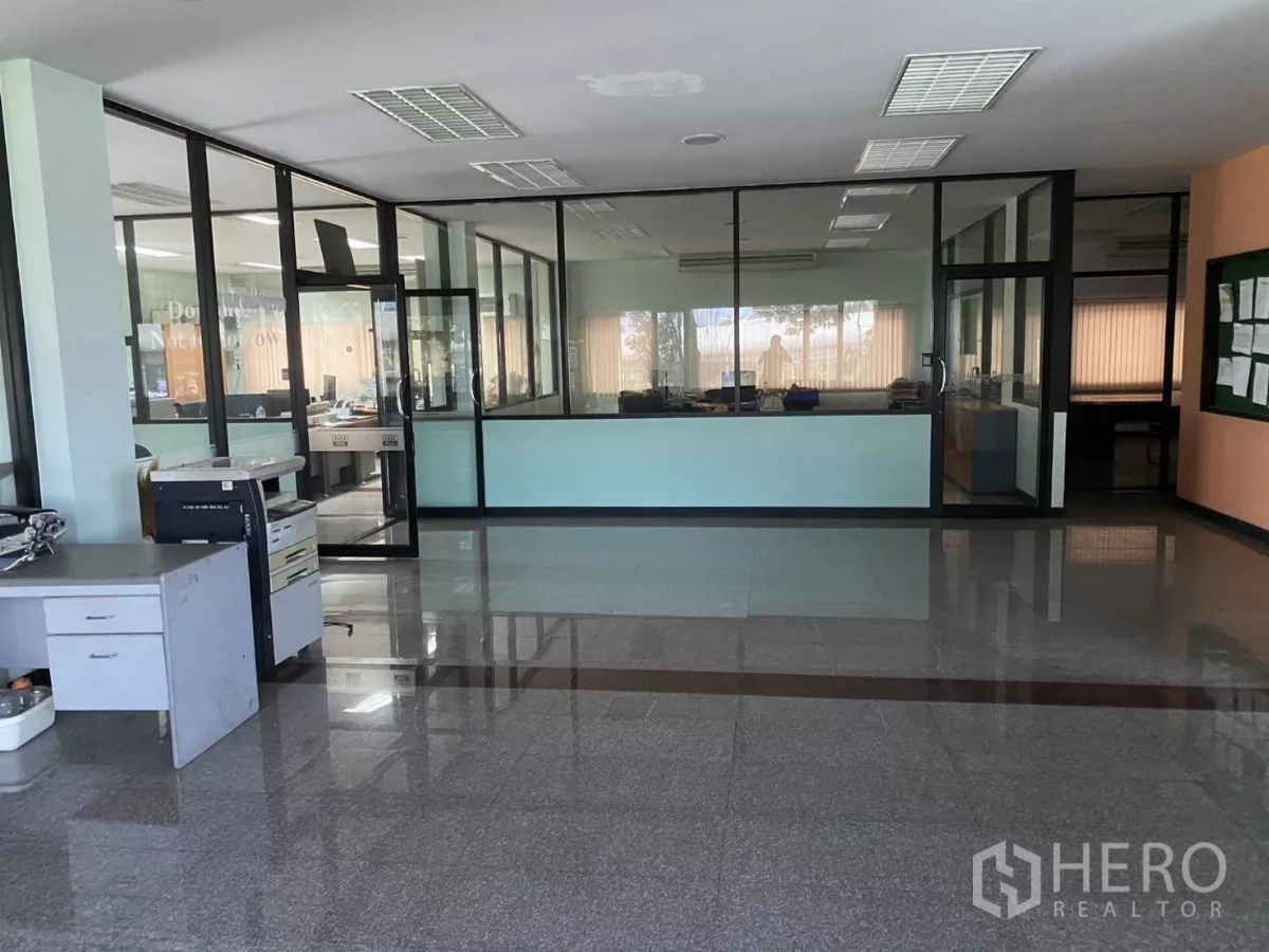 Warehouse for rent or sale in Mueang Nonthaburi, Nonthaburi - Spacious office lobby featuring glass partitions and granite flooring.