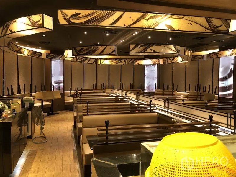 พื้นที่ขายปลีก ให้เช่าในKhlong Toei, Bangkok - โถงรับประทานอาหารกว้าง ที่นั่งบูธ พื้นไม้ และไฟเพดานลายศิลป์