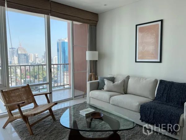 คอนโด ให้เช่าในWatthana, Bangkok - พื้นที่นั่งเล่นพร้อมโซฟาและโต๊ะกลางกระจก เปิดสู่ระเบียงชมวิวสกายไลน์ใกล้เอกมัย