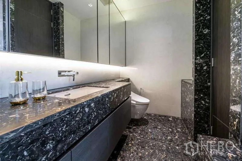 คอนโด ให้เช่าหรือขายในKhlong Toei, Bangkok - ห้องน้ำร่วมสมัย เคาน์เตอร์หินยาว ตู้กระจก และโถสุขภัณฑ์