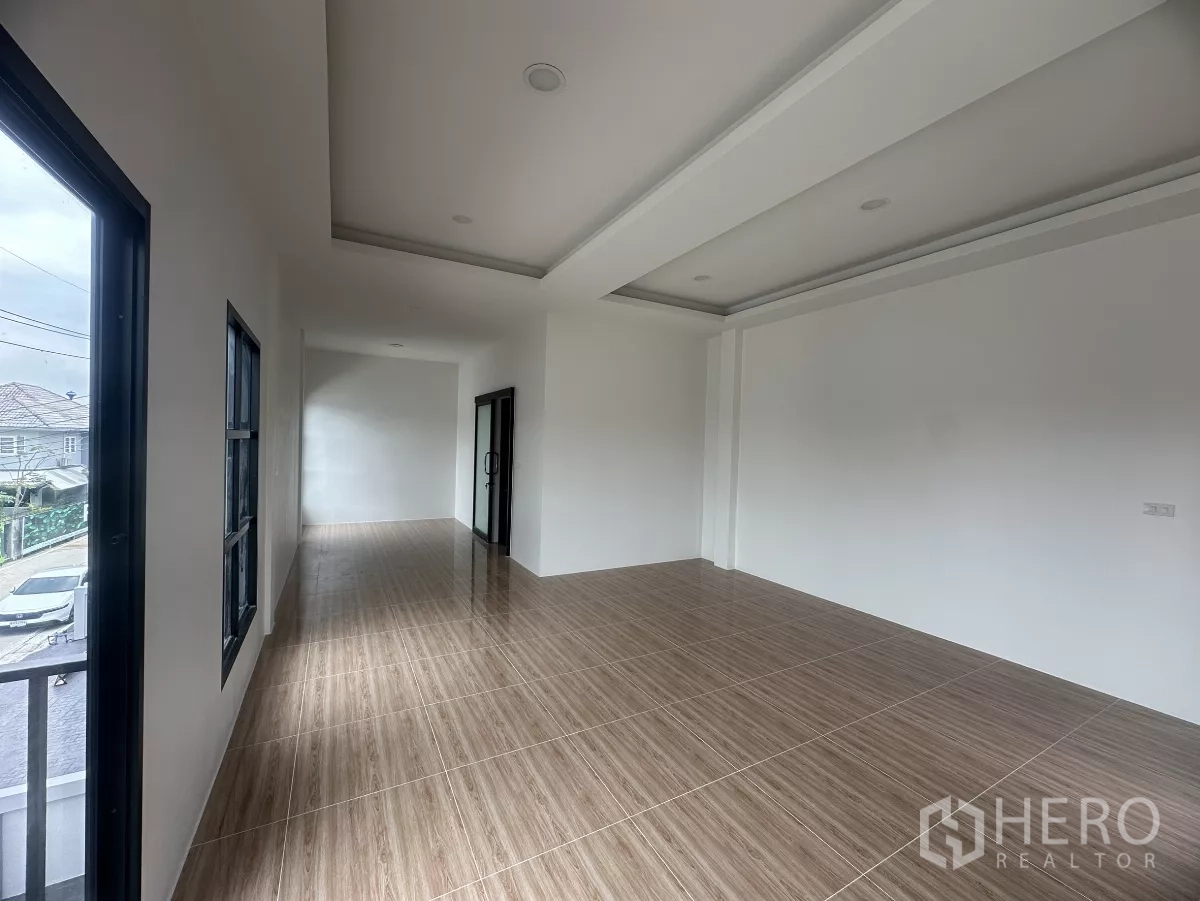 货栈 出售在Khlong Luang, Pathum Thani - 狭长办公区，大窗与推拉玻璃门，眺望社区景观。