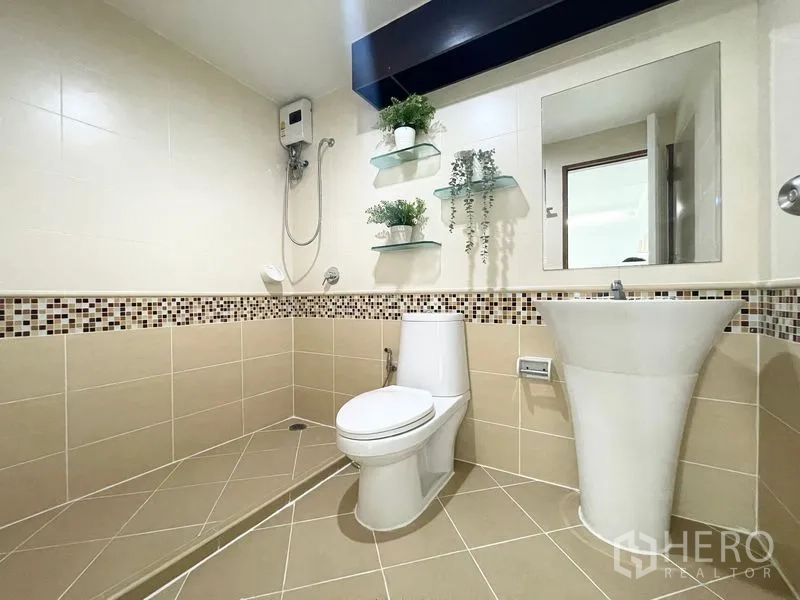 คอนโด for rent in Khlong Toei, Bangkok - ห้องน้ำพร้อมโซนฝักบัว อ่างล้างหน้าแบบตั้งพื้น โถสุขภัณฑ์ และชั้นวางของ