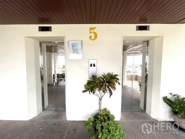 สำนักงาน ให้เช่าในKhlong Toei, Bangkok - ลิฟต์คู่บริเวณโถงชั้น 5 ของอาคารสำนักงาน