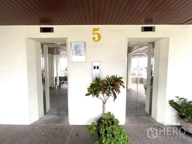 สำนักงาน ให้เช่าในKhlong Toei, Bangkok - ลิฟต์คู่บริเวณโถงชั้น 5 ของอาคารสำนักงาน