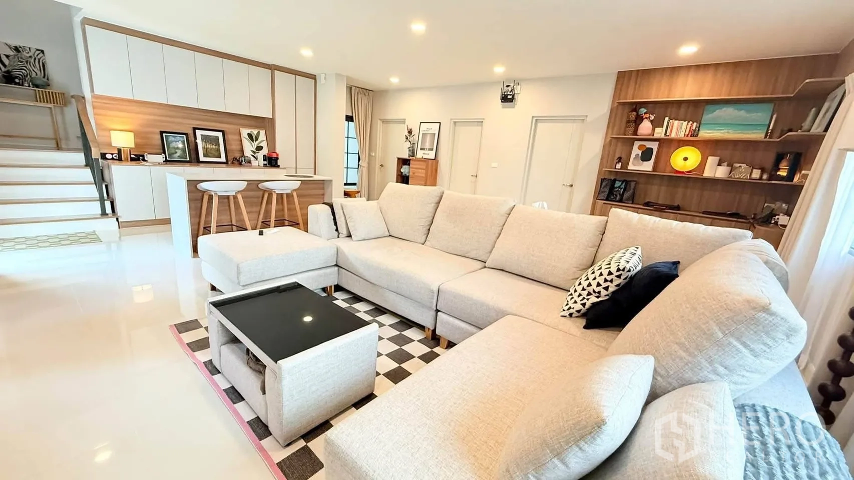独栋房屋 for rent in Bang Phli, Samut Prakan - 现代风两层独栋别墅外立面，带车棚、围栏与树木。