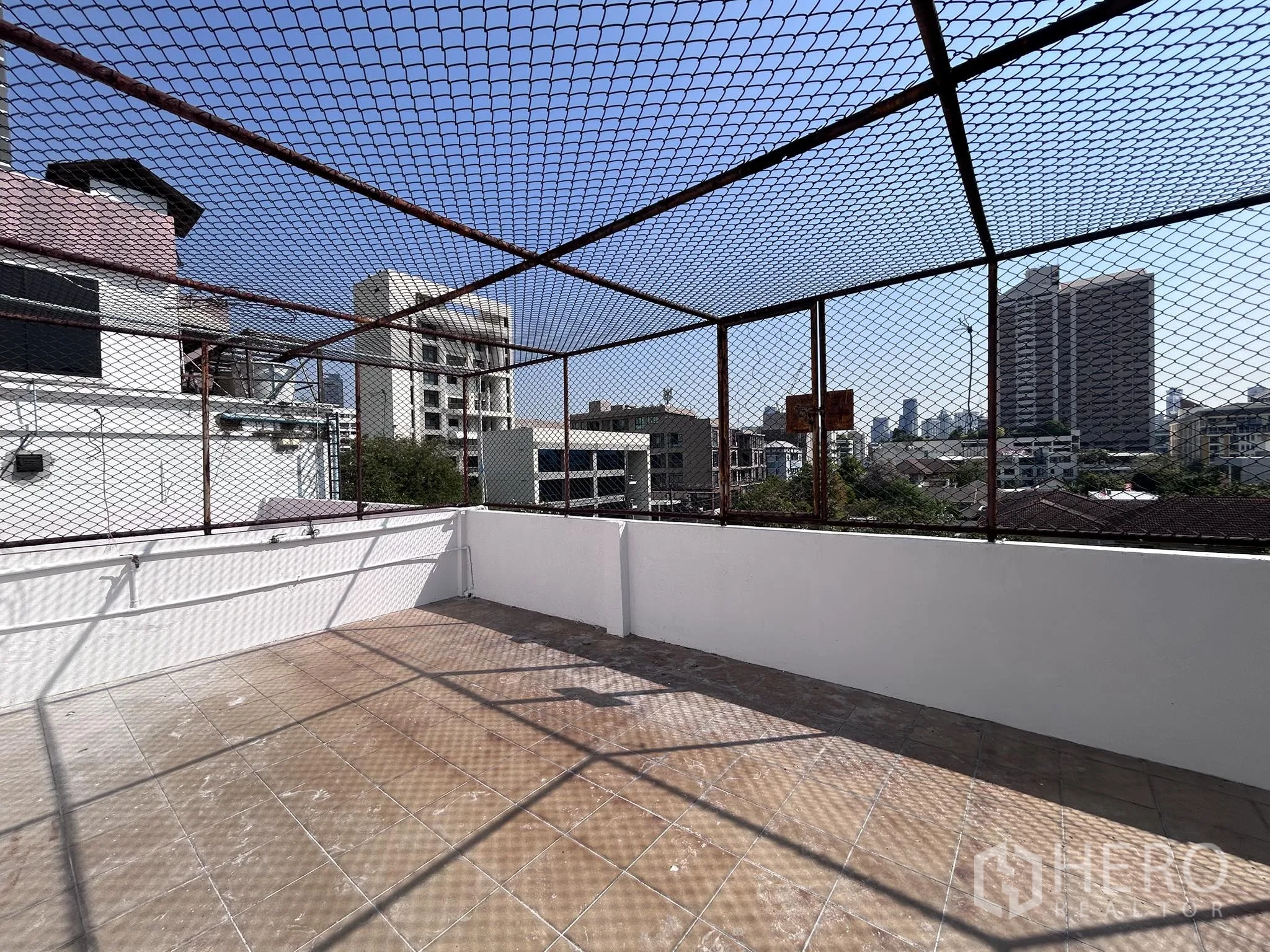 家庭办公室 for rent or sale in Watthana, Bangkok - 屋顶露台设安全网，可眺望曼谷天际线。