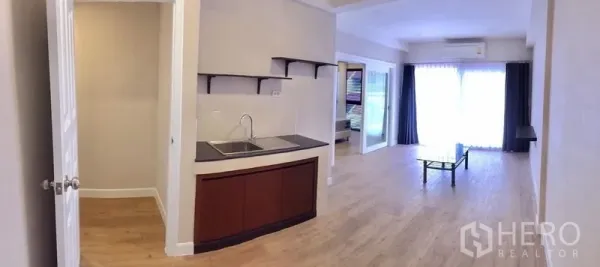 联排别墅 出租在Khlong Toei, Bangkok - 开放式起居区，紧凑茶水间、水槽与推拉玻璃门。