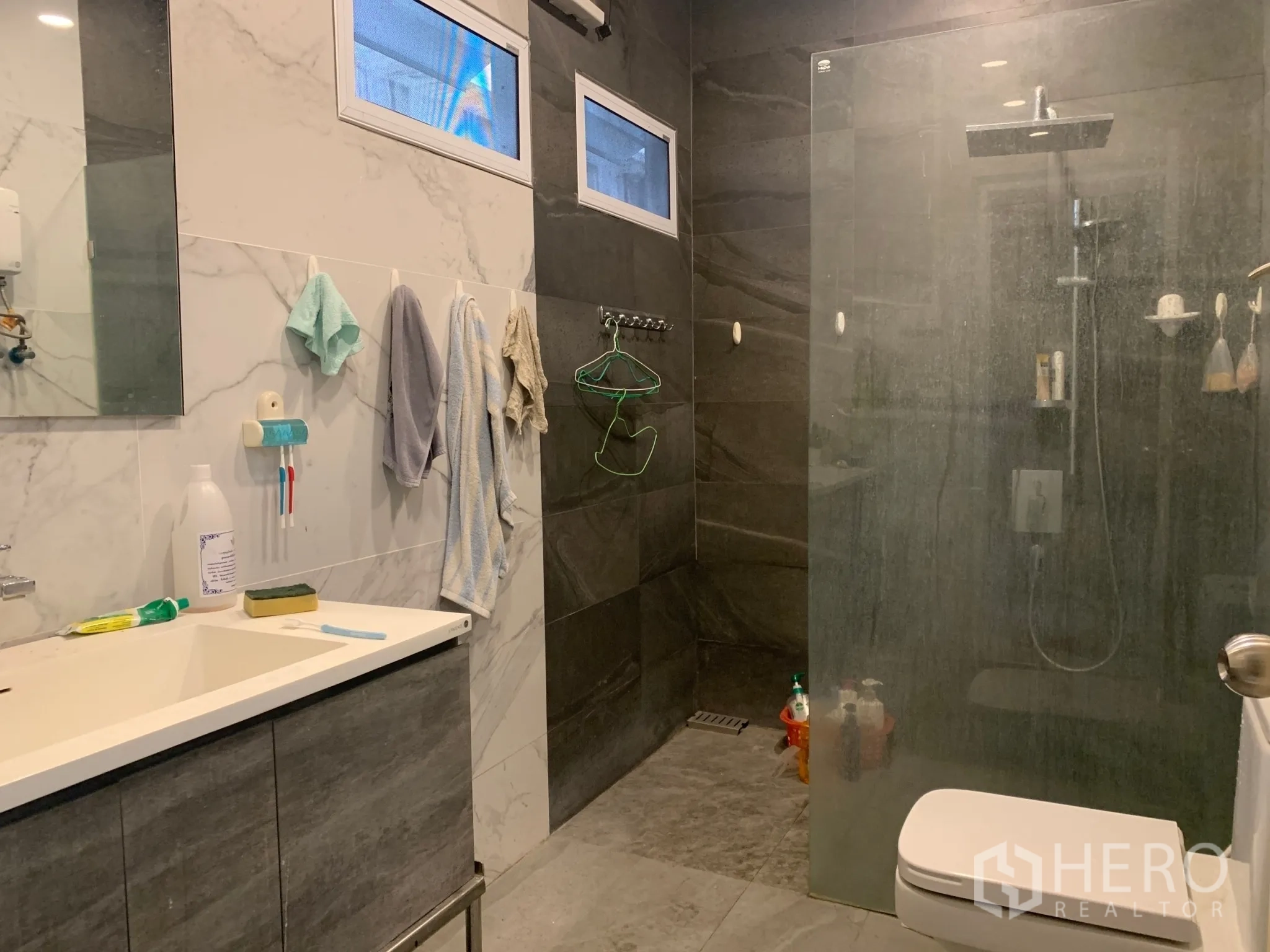 店屋 出售在Pathum Wan, Bangkok - 现代化浴室，玻璃淋浴间、顶喷花洒和大理石纹瓷砖。