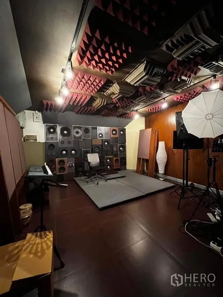ทาวน์เฮาส์ ให้เช่า - ห้องอัดเสียงหลัก เพดานบุโฟมกันเสียงและกำแพงลำโพง