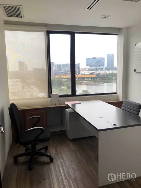 สำนักงาน ขายในWatthana, Bangkok - ห้องทำงานมุมส่วนตัว โต๊ะและเก้าอี้ มองเห็นวิวเมืองและสวนน้ำ