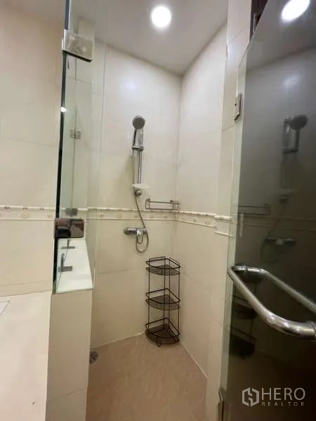 房间 出租在Khlong Toei, Bangkok - 玻璃淋浴间，配手持花洒与瓷砖墙面