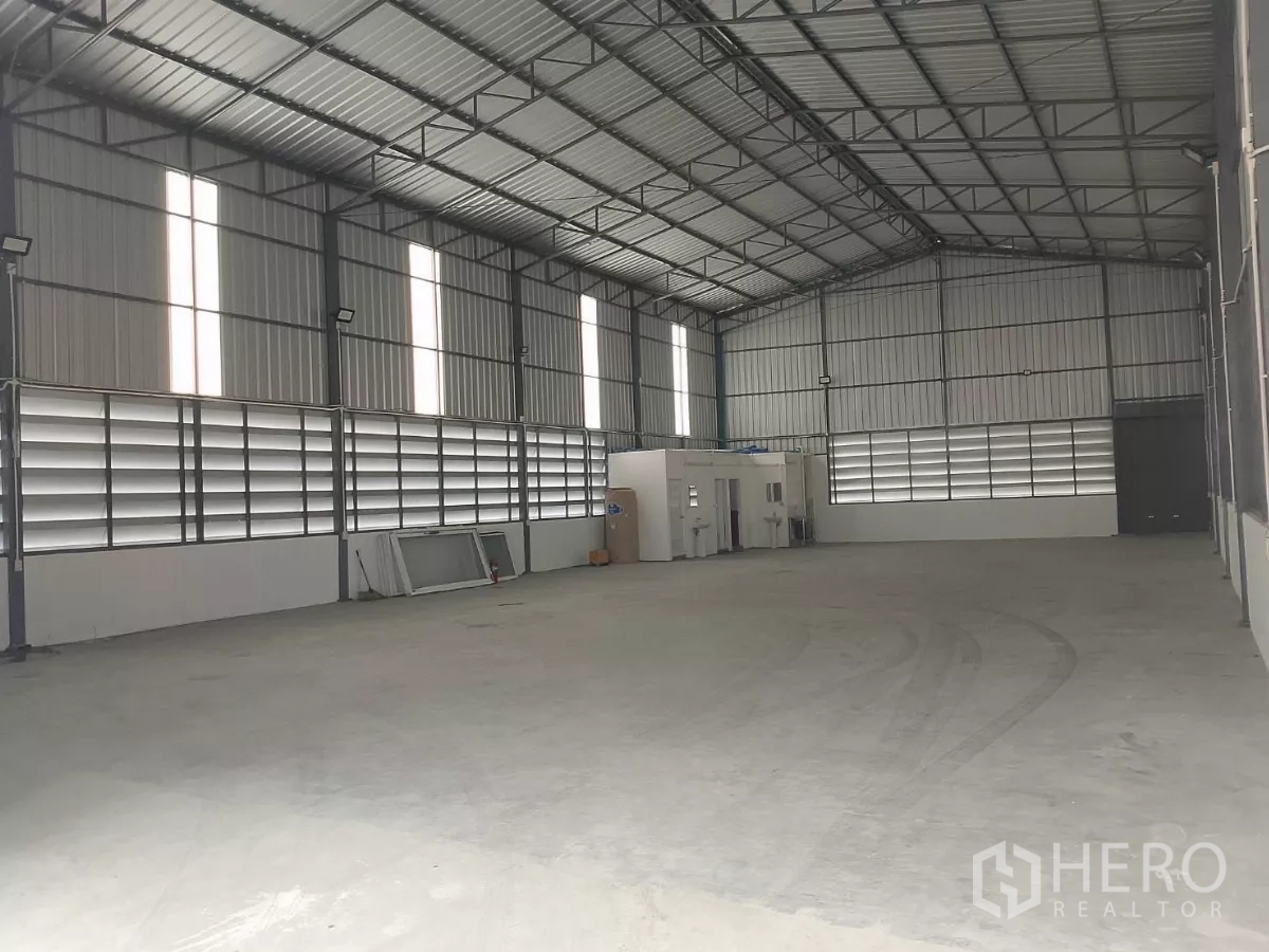 Warehouse for rent in Huai Khwang, Bangkok - Wide shot of clear-span warehouse space with skylight panels and ventilation louvers.