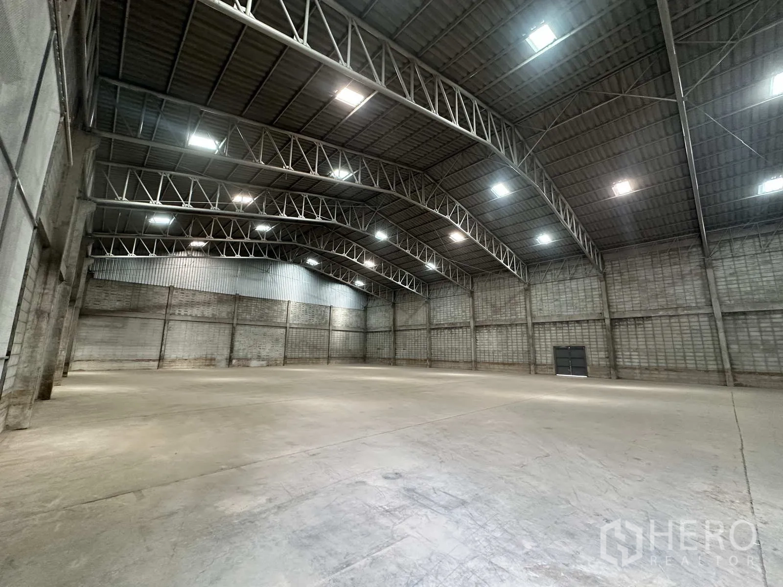 คลังสินค้า ให้เช่าในPhra Nakhon Si Ayutthaya - ภายในโกดังโครงทรัสโค้ง ผนังคอนกรีตบล็อกและช่องแสง