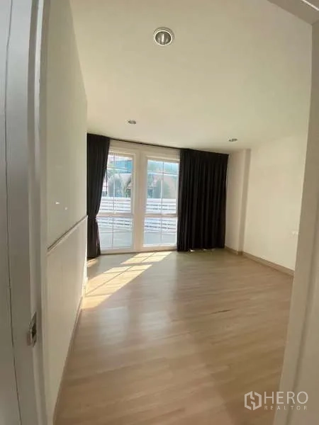 带办公室的家 出租或出售 - 采光良好的卧室，落地窗与遮光窗帘。