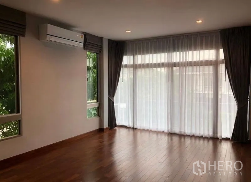 บ้าน ให้เช่าในLat Krabang, Bangkok - ห้องนอนใหญ่ พื้นไม้ หน้าต่างกว้าง พร้อมเครื่องปรับอากาศ