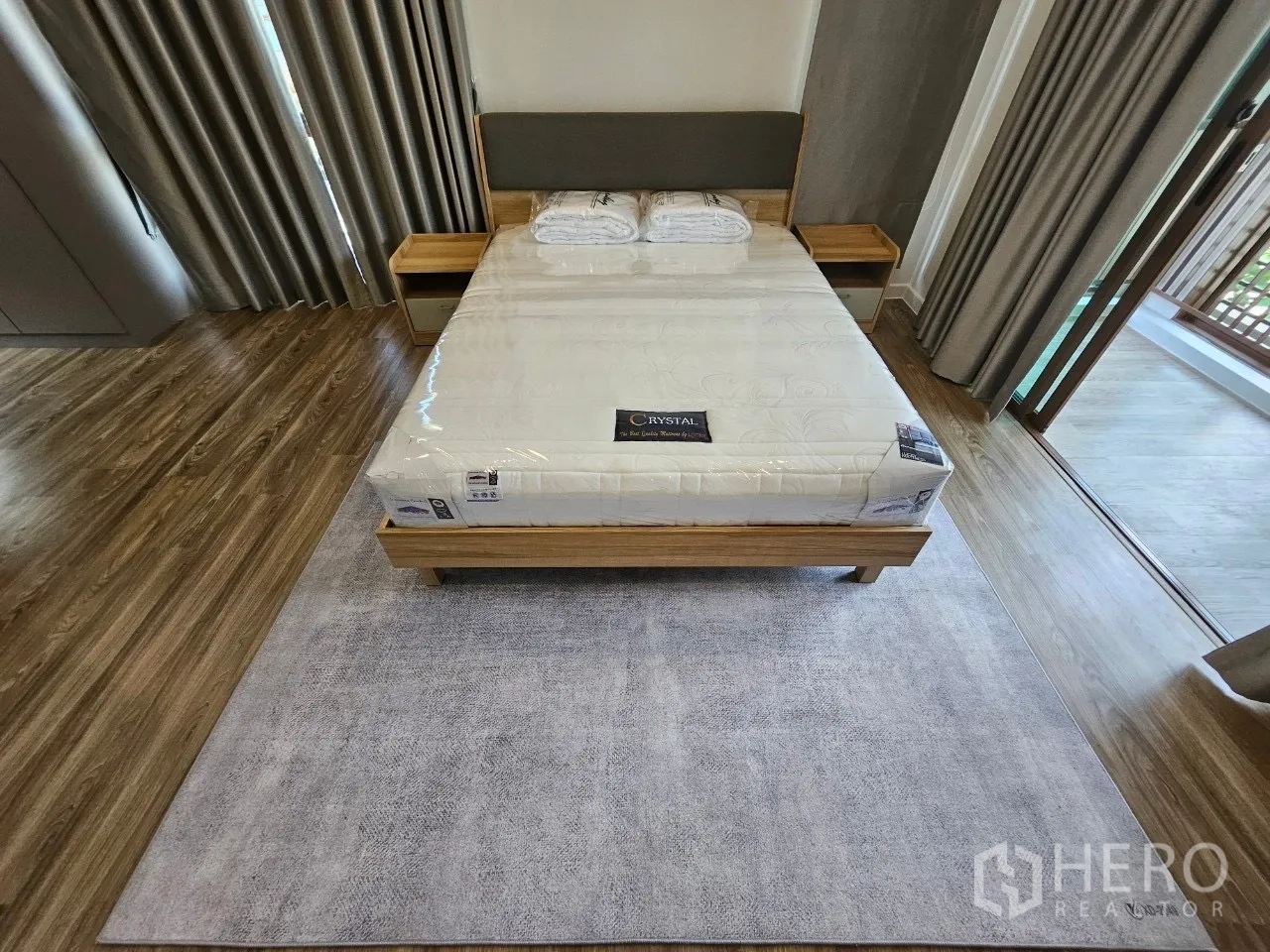 บ้าน ให้เช่าในBang Kapi, Bangkok - ห้องนอนใหญ่มีเตียงขนาดคิง พรม และบานสไลด์กั้นระเบียง