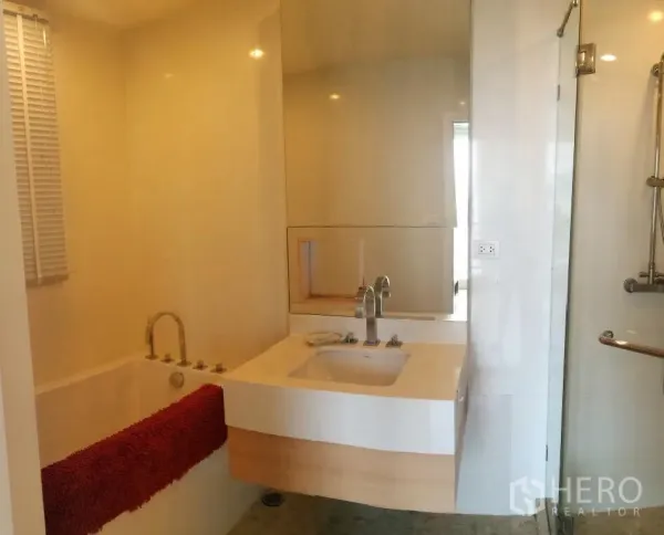 คอนโด ให้เช่าในWatthana, Bangkok - ห้องน้ำสไตล์โมเดิร์นมีอ่างอาบน้ำ ฝักบัวกระจก และอ่างล้างหน้า