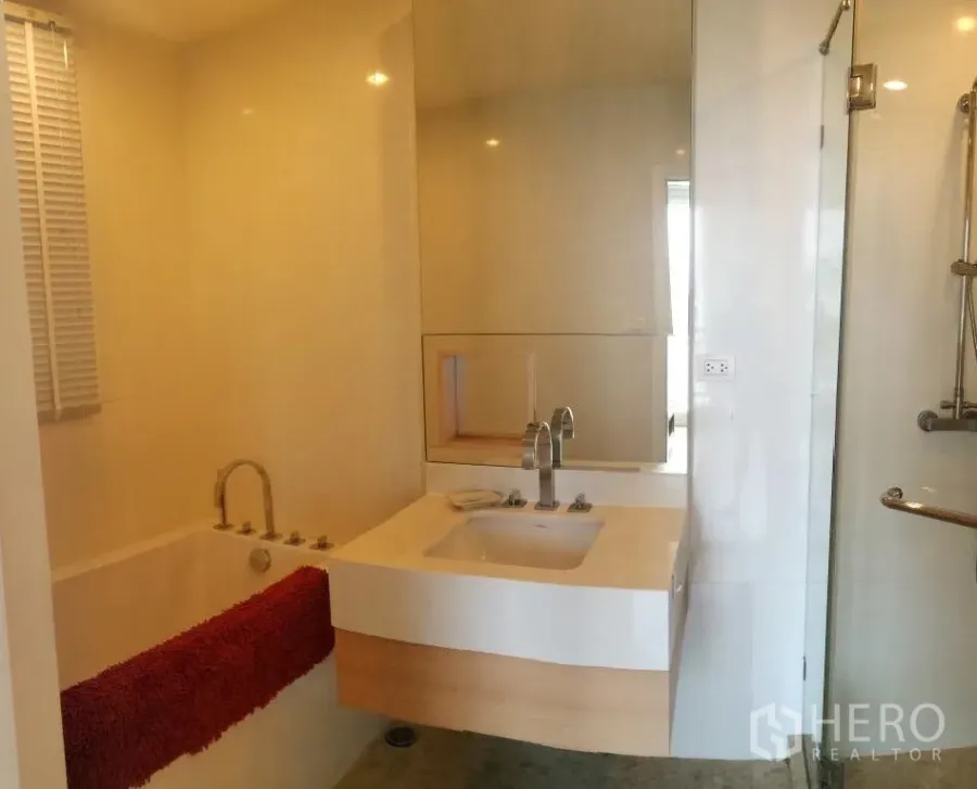 คอนโด ให้เช่าในWatthana, Bangkok - ห้องน้ำสไตล์โมเดิร์นมีอ่างอาบน้ำ ฝักบัวกระจก และอ่างล้างหน้า