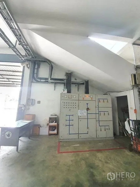 工厂 出售在Bang Khun Thian, Bangkok - 斜顶下的电力控制柜与维护区