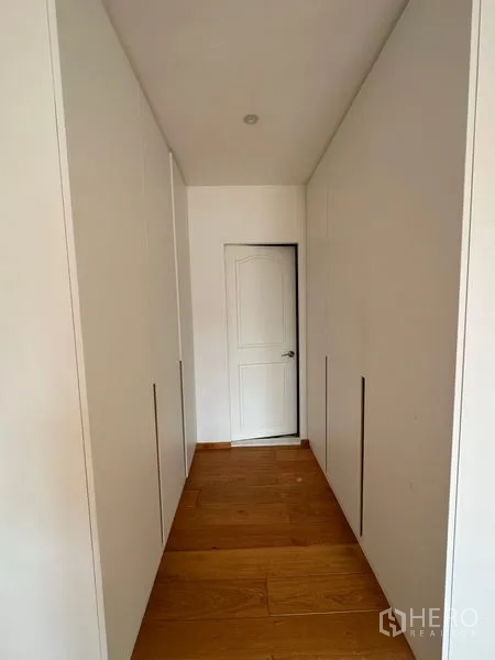 คอนโด ให้เช่าในKhlong Toei, Bangkok - โถงทางเดินมีตู้บิลต์อินสองฝั่ง พื้นไม้ ต่อเนื่องไปยังประตูสีขาว