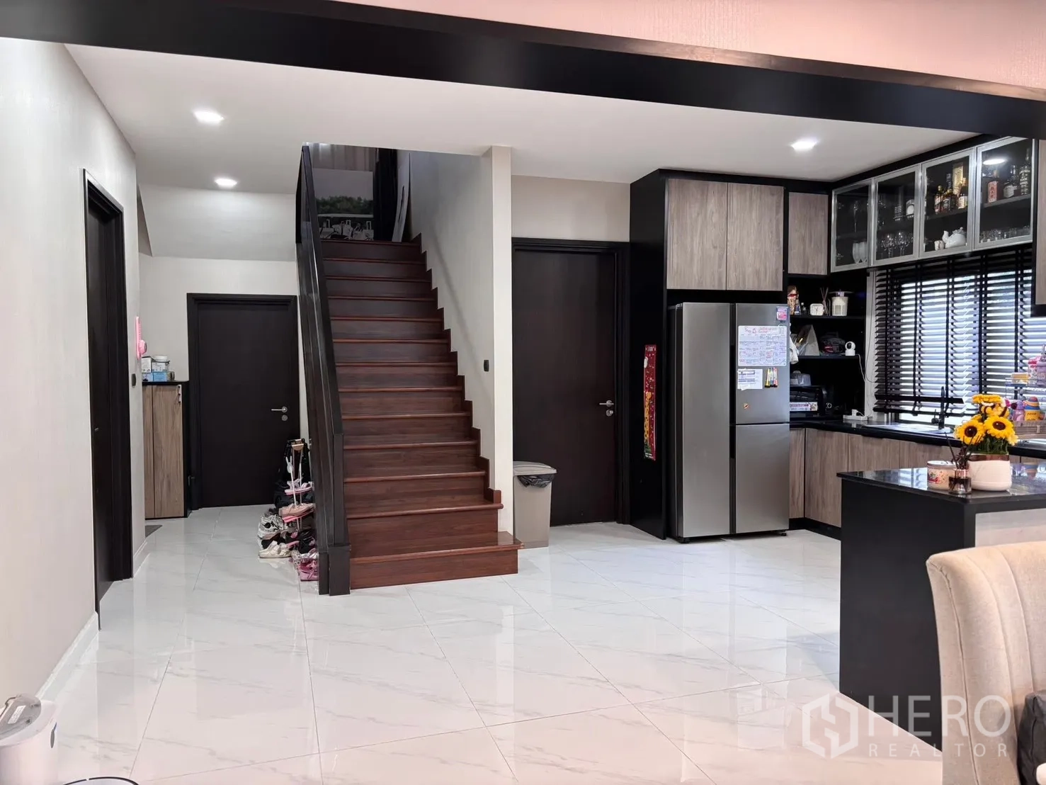 Detached House for rent in Bang Phli, Samut Prakan - Open-plan ground floor with wood staircase and kitchen zone.