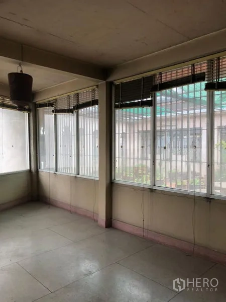 อาคารพาณิชย์ ให้เช่าในBangkok - พื้นที่มุมสว่าง มีหน้าต่างหลายบานและมู่ลี่เก่า เหมาะสำหรับรีโนเวต