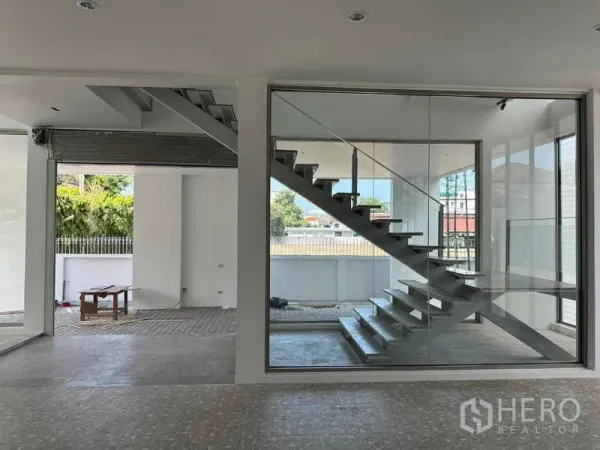 สำนักงานที่บ้าน ให้เช่าหรือขาย - ชั้นล่างแบบโอเพนสเปซ มีกระจกกั้นบันไดลอยและหน้าต่างบานใหญ่