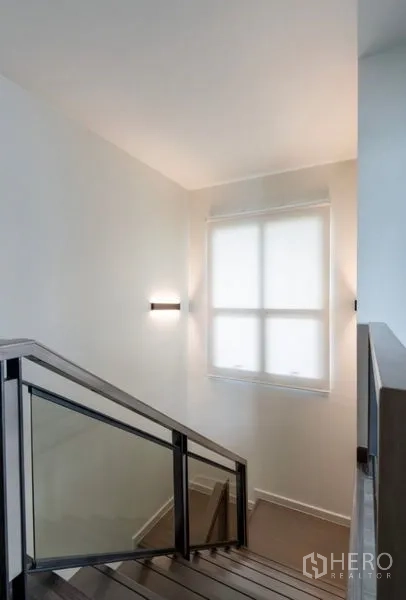 Detached House for rent or sale in Saphan Sung, Bangkok - Staircase with glass railing and a frosted window bringing in natural light.
