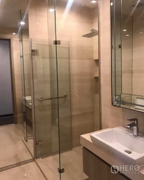 公寓 出租或出售在Watthana, Bangkok - 当代风格浴室，玻璃淋浴间与方形台盆。