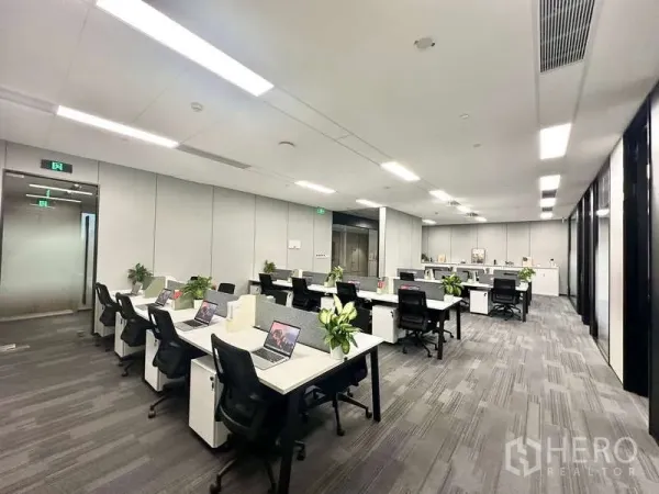 สำนักงาน ให้เช่าในBang Kapi, Bangkok - มุมกว้างของพื้นที่ทำงานร่วม เก้าอี้ตามหลักสรีรศาสตร์และพื้นพรม ในบรรยากาศสว่าง