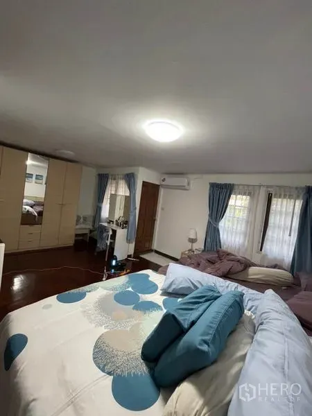 ทาวน์เฮาส์ ให้เช่าในKhlong Toei, Bangkok - ห้องนอนกว้าง พื้นไม้ หน้าต่างบานใหญ่และตู้เสื้อผ้า