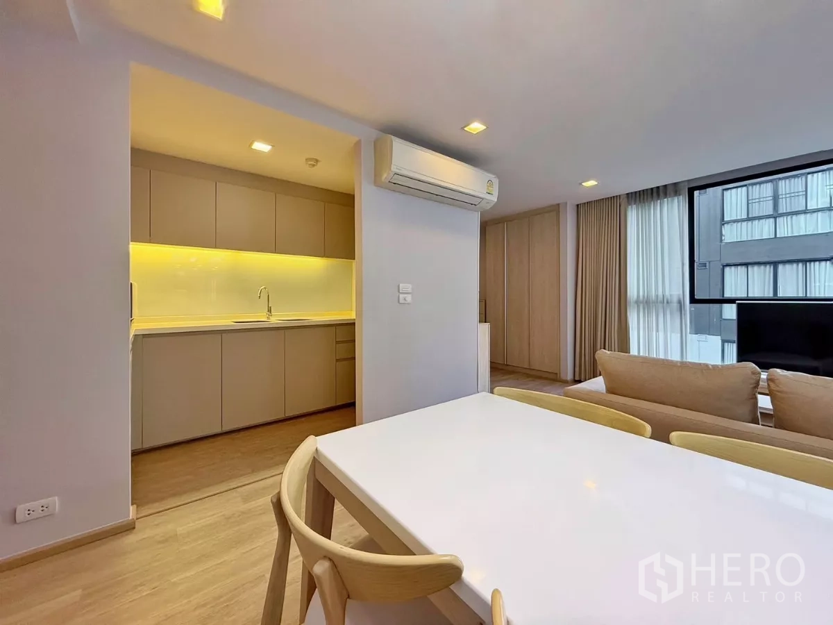 คอนโด ให้เช่าหรือขายในWatthana, Bangkok - โต๊ะอาหารใกล้ประตูทางเข้าครัวแยก ระบบแอร์ติดผนัง